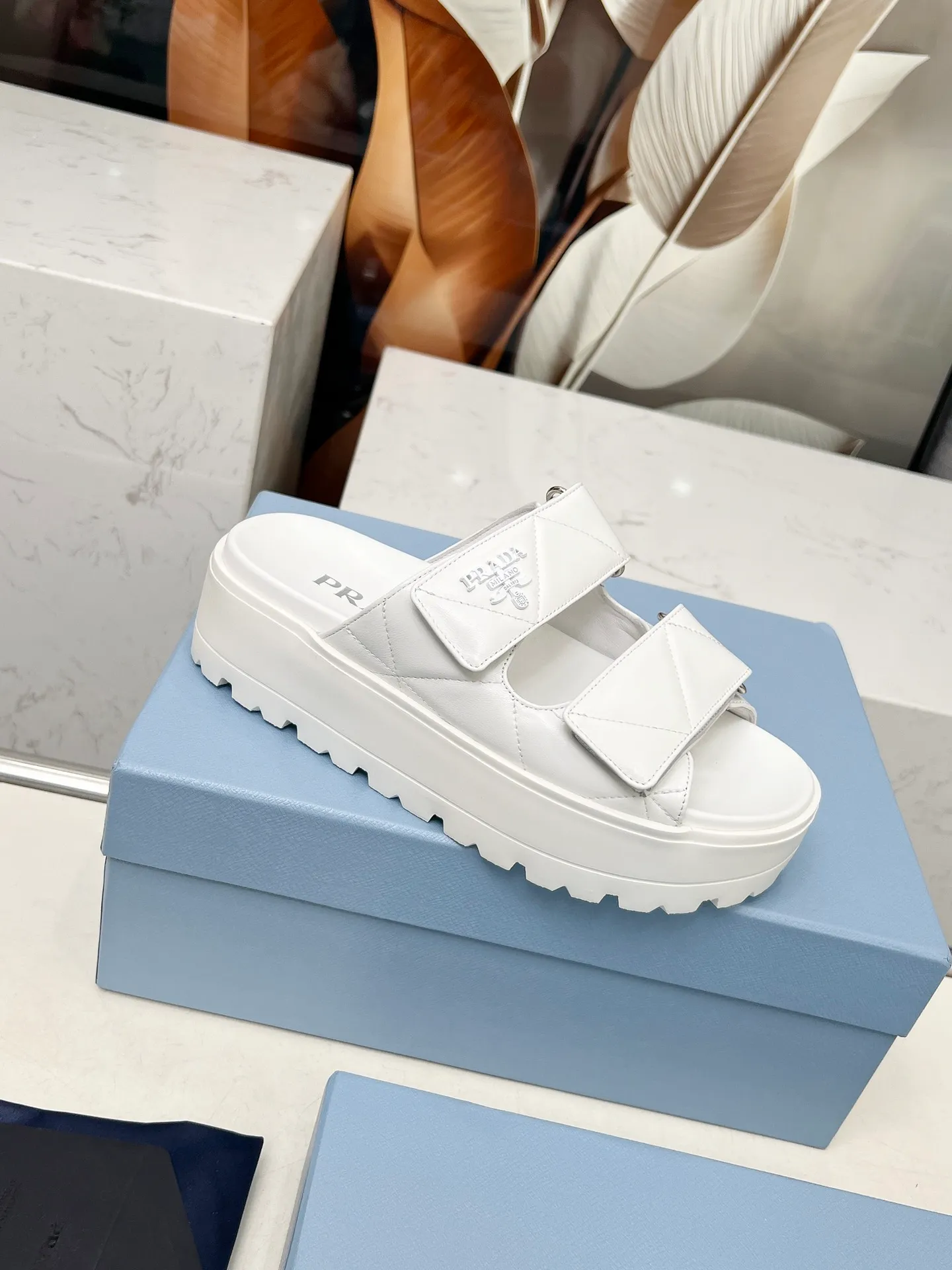 👟👟Ex-factory price 500👟👟 🌸Prada 2025 spring and summer new slippers 💫Velcro sandals The latest catwalk model, classic upgrades, comfort and fashionability coexist. Every color combination looks good, and the design matches different style needs ✅Upper: original customized cowhide ✅Inner lining: original customized sheepskin lining, cowhide feet ✅Outsole: Original molded anti-slip outsole ✅Number of codes: 35-40 (41 customized, non-refundable and non-exchangeable)